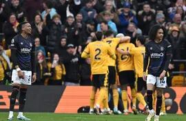 Los jugadores del Luton Town se lamentan un gol en el partido frente al Wolverhampton por la jornada 35 de la Premier League en el estadio Molineaux, en Wolverhampton, Inglaterra.
