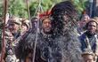 El rey de la nación amazulu, Misuzulu kaZwelithini (centro), sostiene una lanza mientras canta con Amabutho (regimientos zulúes) durante su coronación en el Palacio Real KwaKhangelamankengane en Kwa-Nongoma, 300 km al norte de Durban.