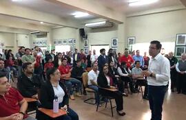 El gobernador de Alto Paraná, César "Landy" Torres (ANR, cartista), en la reunión con los funcionarios departamentales.