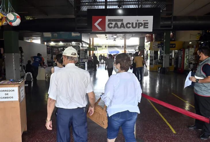 Dentro del operativo Caacupé en la terminal de ómnibus se hicieron circuitos para que se ingrese de a diez personas.  Ayer al mediodía casi no había movimiento.