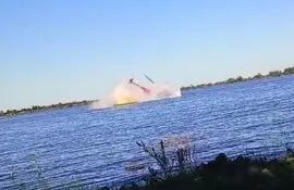 Helicóptero capotó haciendo maniobras peligrosas cerca de Rosario, sobrevolando el río Paraná a la altura del puente a Victoria.