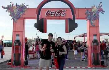 Federico Espínola y Alejandra Gómez en el stand de Coca-Cola.