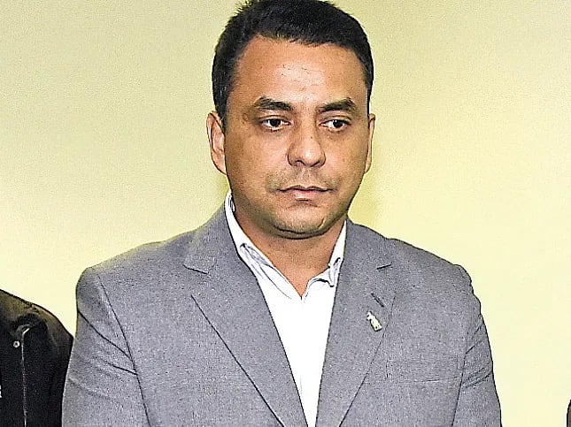De izq. a der., el abogado Ardonio y el exdiputado suplente (ANR) Carlos Rubén Sánchez Garcete, en una de las audiencias en el proceso que también afecta a su hermano Denilso.