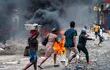 La violencia y la falta de salubridad atenazan a cientos de mujeres y niñas que malviven en un campamento instalado desde el 8 de julio en una plaza pública de la capital haitiana, donde se acomodaron tras huir de la guerra entre bandas en Cité-Soleil, área metropolitana de Puerto Príncipe.