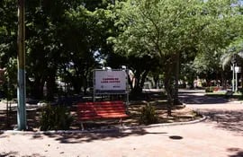 Cartel que muestra el nombre de la plaza Carmen de Lara Castro, sobre la avenida De la Victoria, en el barrio San Pablo de Asunción.