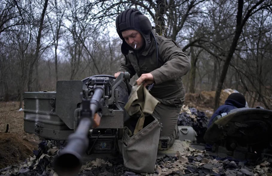 Soldados ucranianos en el área de Bajmut, donde desde hace semanas tienen lugar duros enfrentamientos por lo que es considerada una localidad estratégica para los intereses de Ucrania y Rusia en la guerra.