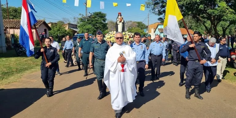 Los agentes Policiales y uniformados Militares de la Segunda División de Caballería de la ciudad de San Juan Bautista, Misiones en procesión con la imagen sacra de Santa Rosa de Lima.