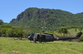 Un helicóptero militar se posa en el lugar donde murieron los tres miembros del EPP, en la falda del Cerro Guasu.