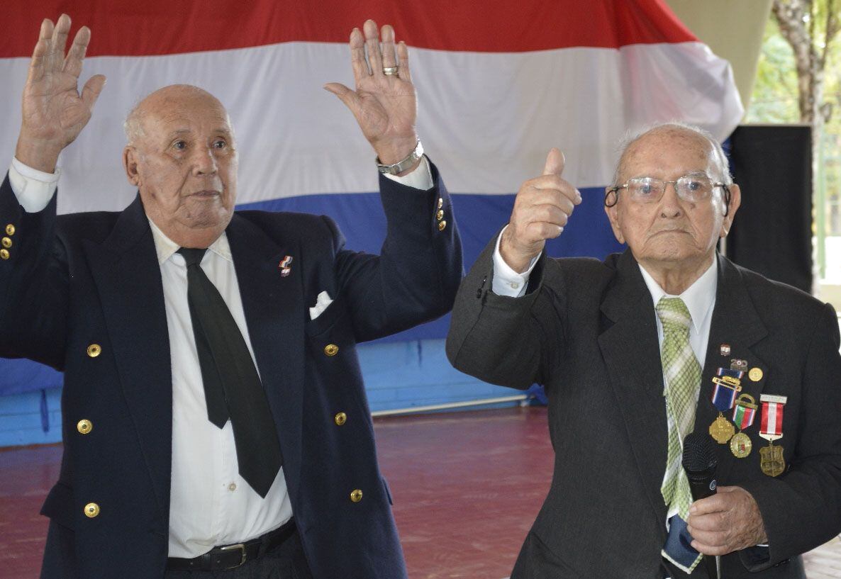 El capitán Alejandrino Grace (izq.) y el sargento Pastor Díaz, fueron aplaudidos de pie durante un homenaje en el Colegio Experimental Paraguay Brasil (CEPB), en el 2015. Archivo Abc.