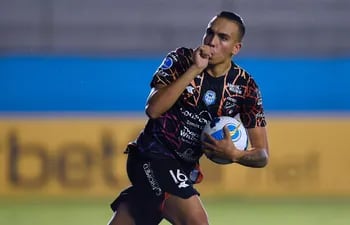 Mario Otazú (25), goleador  de Guaireña   en la Copa Sudamericana, que va por hacer historia hoy.