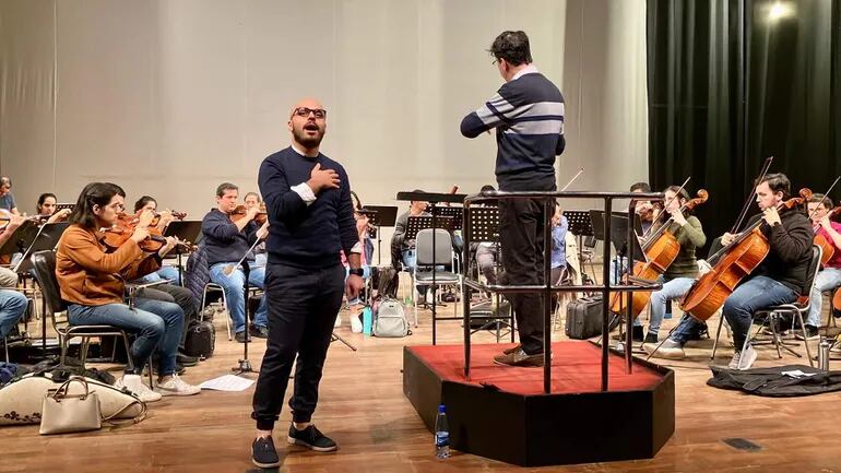 El tenor italiano Nicola Straniero ensaya con la OSIC para el concierto que se realizará en el Teatro Municipal "Ignacio A. Pane".