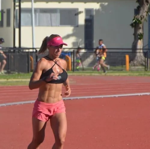 La maratonista Patricia Guzmán estableció un nuevo récord nacional en la categoría de 12 horas.