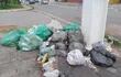 Se van acumulando las bolsas de basura desde el lunes, nuevamente en la misma esquina: Carretera de López y Manuel González, Lambaré