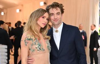 El actor británico Robert Pattinson y Suki Waterhouse están comprometidos y esperar un bebé.