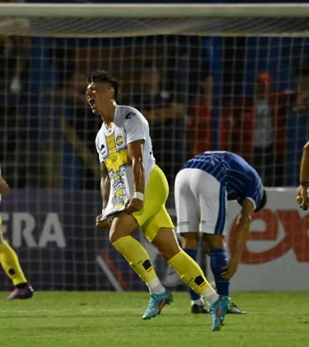 Pedro Delvalle celebra a todo pulmón su primer gol en el encuentro, el segundo tanto de Trinidense frente a Sol de América.