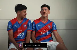 Fabricio Arce (d), jugador de Cerro Porteño, necesitó de un traductor ya que solo habla en guaraní.