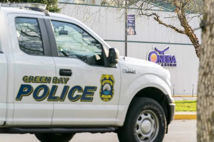 Un vehículo de la Policía cerca del casino Oneida de la ciudad de Green Bay, Wisconsin, donde tuvo lugar un tiroteo el sábado.