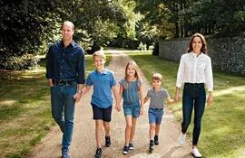 Los príncipes de Gales con sus hijos George (9), Charlotte (7) y Louis (4).