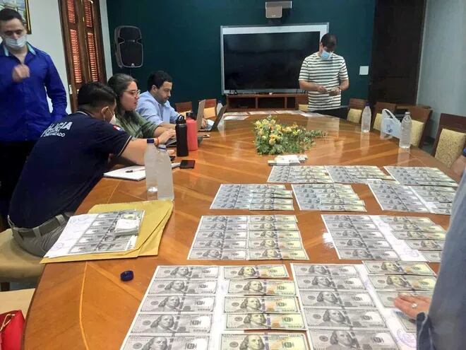 Los intervinientes contabilizando los billetes entregados, de forma vigilada, a los camioneros en sede del Ministerio del Interior.