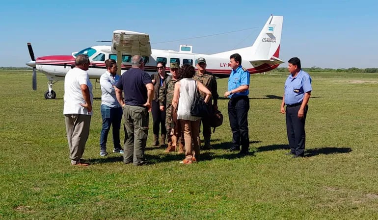 Autoridades paraguayas a su llegada hasta la región chaqueña del vecino país para cooperar con la pesquisa.
