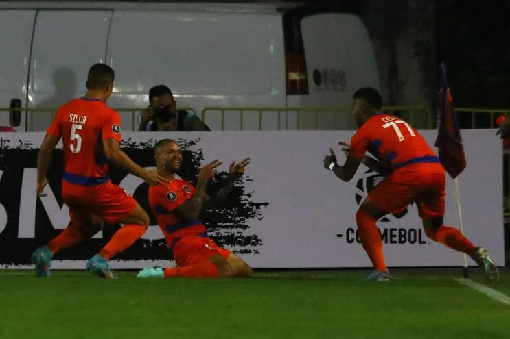 Antonio Romero (c), futbolista de Puerto Cabello, festeja un gol en el partido frente a Defensor Sporting por la Fase 1 de la Copa Libertadores en el estadio Misael Delgado, en Valencia, Venezuela.