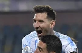 Lionel Messi festeja su gol de tiro libre ante Ecuador con Ángel Di María. El capitán argentino también dio dos asistencias.