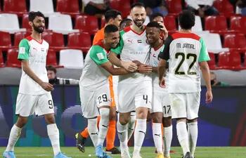 Los jugadores del Al-Jazira celebran el tanto del defensor Milos Kosanovic en el triunfo sobre el AS Pirae por el Mundial de Clubes.