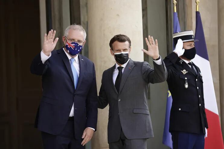 Imagen de archivo del presidente de Francia, Emmanuel Macron (c) recibiendo en el Elíseo al Primer Ministro australiano Scott Morrison (i).