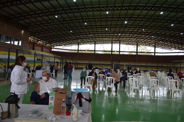Continúa la vacunación en el polideportivo municipal de San Juan, Misiones.