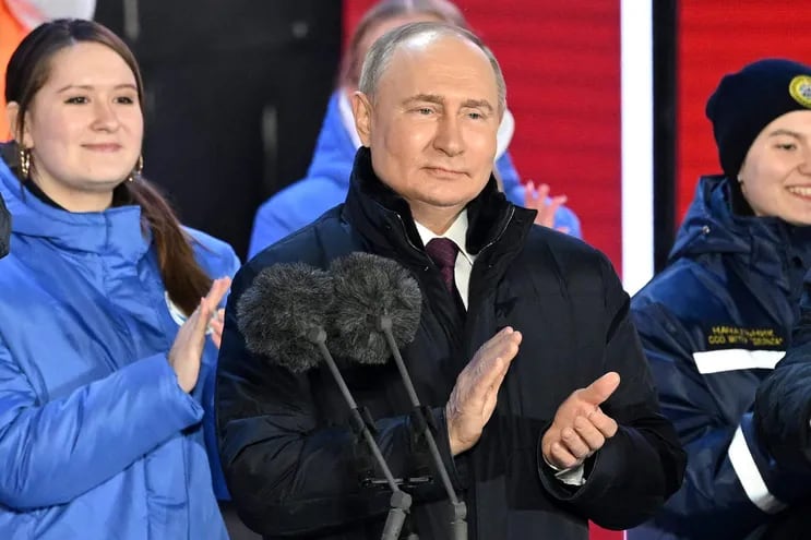 El presidente ruso Vladimir Putin se dirige a la multitud durante una manifestación y un concierto para celebrar el décimo aniversario de la anexión rusa de Crimea en la Plaza Roja de Moscú.