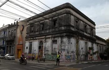 Patrimonio del centro de Asunción, abandonado y pintarrajeado.
