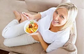 En la etapa de la menopausia y la premenopausia, la alimentación es fundamental para sobrellevarla. Se recomiendan alimentos pocos procedados, vitaminas y suplementos.