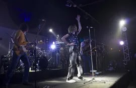 El grupo argentino Bandalos Chinos entregó un concierto electrificante, ante cientos de personas en el Bar Sacramento.