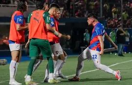 Claudio Aquino (d), futbolista de Cerro Porteño, festeja el tanto del empate que convirtió contra Sportivo Ameliano en la primera fecha del torneo Apertura 2023 del fútbol paraguayo.