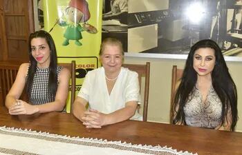 Belen Di Flores, Victoria Solano López y Margarita Franco brindaron detalles de la obra "Elisa Lynch y el Mariscal López" que se presentará este viernes en el Banco Central del Paraguay.