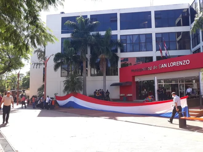 Los funcionarios que no perciben sus salarios extendieron la bandera paraguaya frente al edificio comunal.