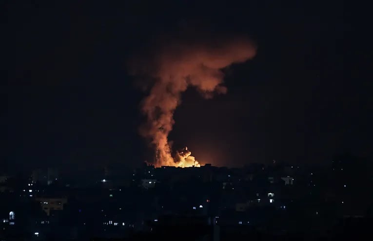 Una columna de humo se eleva de uno de los sitios en Gaza que fueron alcanzados por bombardeos israelíes en las primeras horas del viernes.