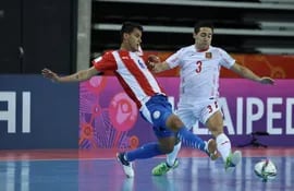 Richard Rejala disputa el balón con Borja Díaz de España. Fue goleada ibérica. (Foto APF Futsal)