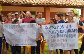 Padres de familia y alumnos se manifestaron para exigir la devolución de rubros docente en la escuela de Borja.