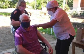 Un abuelito recibe la primera dosis de la vacuna en la casona Julio Correa, de Luque.