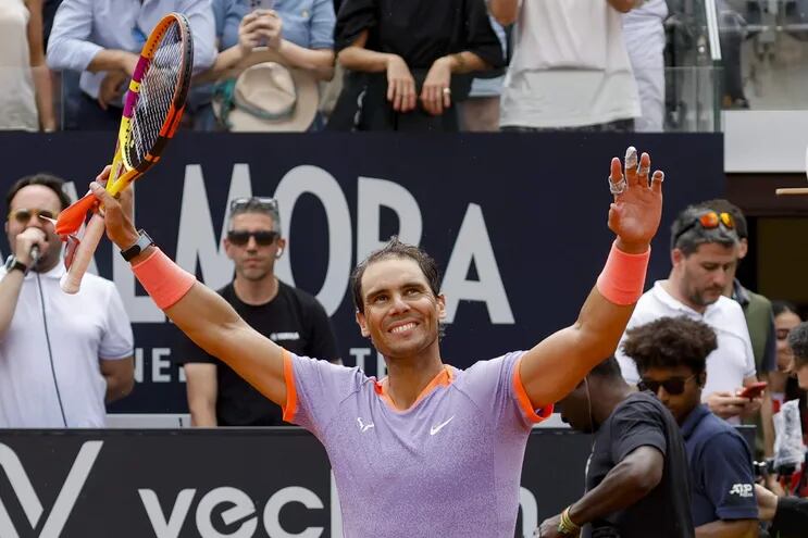 Ovacionado por el público tras su debut triunfal en Roma, Rafael Nadal tuvo que extremar recursos para avanzar.