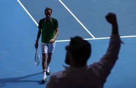El ruso Daniil Medvedev (i) en un partido de los cuartos de final del Abierto de Australia 2024 en Melbourne.