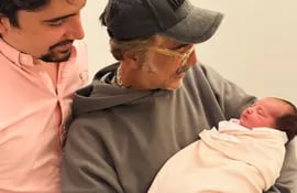 El cantante Alejandro Fernández con su tercera nieta en brazos. La recién nacida Nirvana es hija de Alex Fernández.