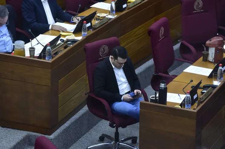 Hernán Rivas, en la sesión del senado del 17 de abril.