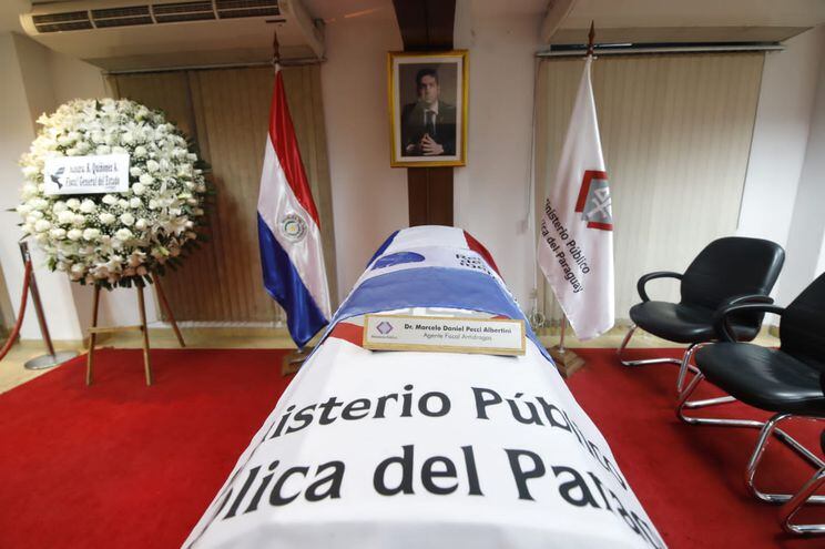 La placa del fiscal Marcelo Pecci fue colocada sobre su féretro, en un acto póstumo en la sede de la Fiscalía.