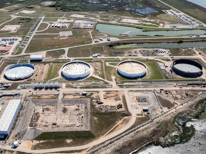 Uno de los campso de reserva estratégica de petróleo de Estados Unidos, en Freeport, Texas.  (AFP, archivo)