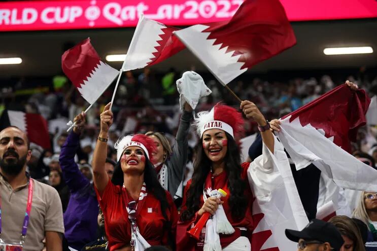 Aficionados de Qatar animan durante el partido inaugural del grupo A de la Copa Mundial de la FIFA 2022 entre Qatar y Ecuador en el estadio Al Bayt de Al Khor, Qatar, el 20 de noviembre de 2022