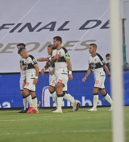 Roque Santa Cruz abrió el marcador a favor de Olimpia en la Supercopa Paraguay.