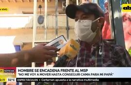 Ariel Martínez se encadenó frente al Ministerio de Salud exigiendo una cama de terapia intensiva para su papá.