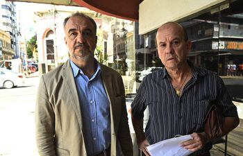 Jorge Miller Donna (d.), presidente del Colegio de Escribanos del Paraguay, junto al abogado Juan Claudio Gaona, en la Fiscalía de Delitos Económicos y Anticorrupción.